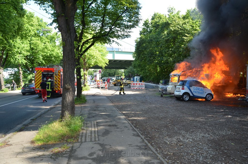 Wohnwagenbrand Koeln Rodenkirchen vor der Bruecke P062.JPG